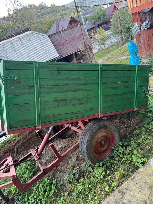 Vând două remorci agricole , ambele basculează undă ditre ele basculează stanga -dreapta