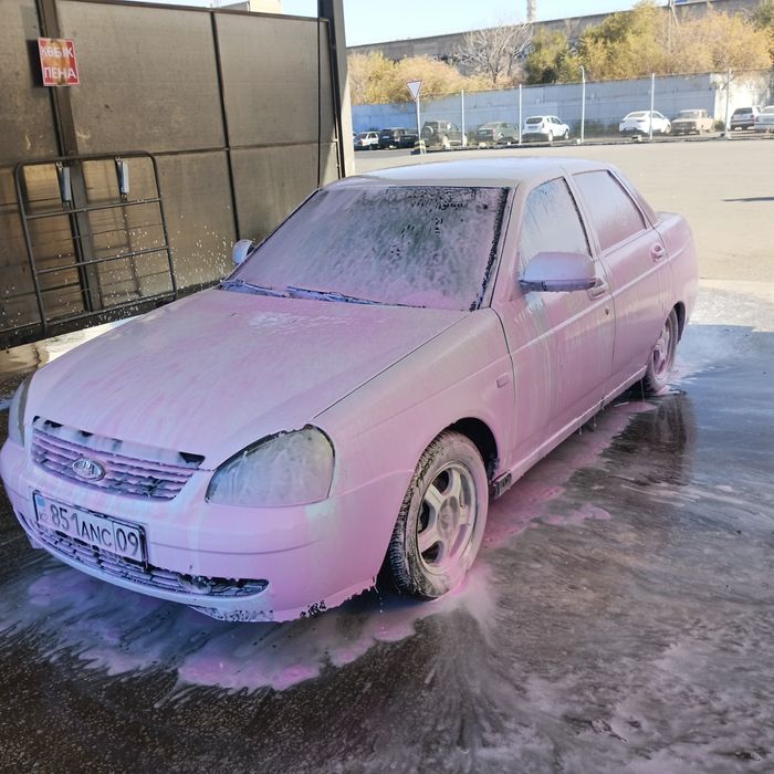 Продам Приору торг у капота.