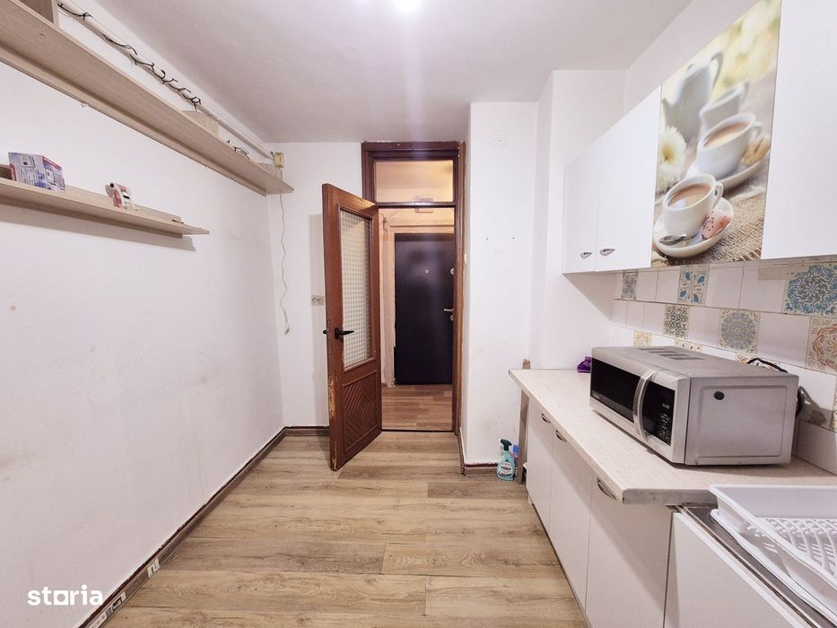 Apartament cu 3 camere, decomandat, etaj 3