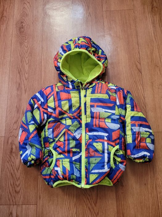 Куртка подойдёт на мальчика и на девочку (3-5 лет)