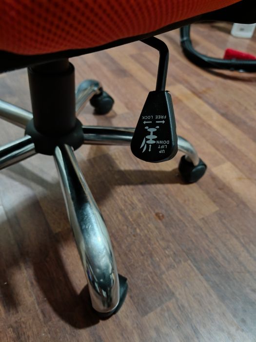 Vând 2 scaune birou. Preț 1 scaun 200 RON sau ambele 350 ron