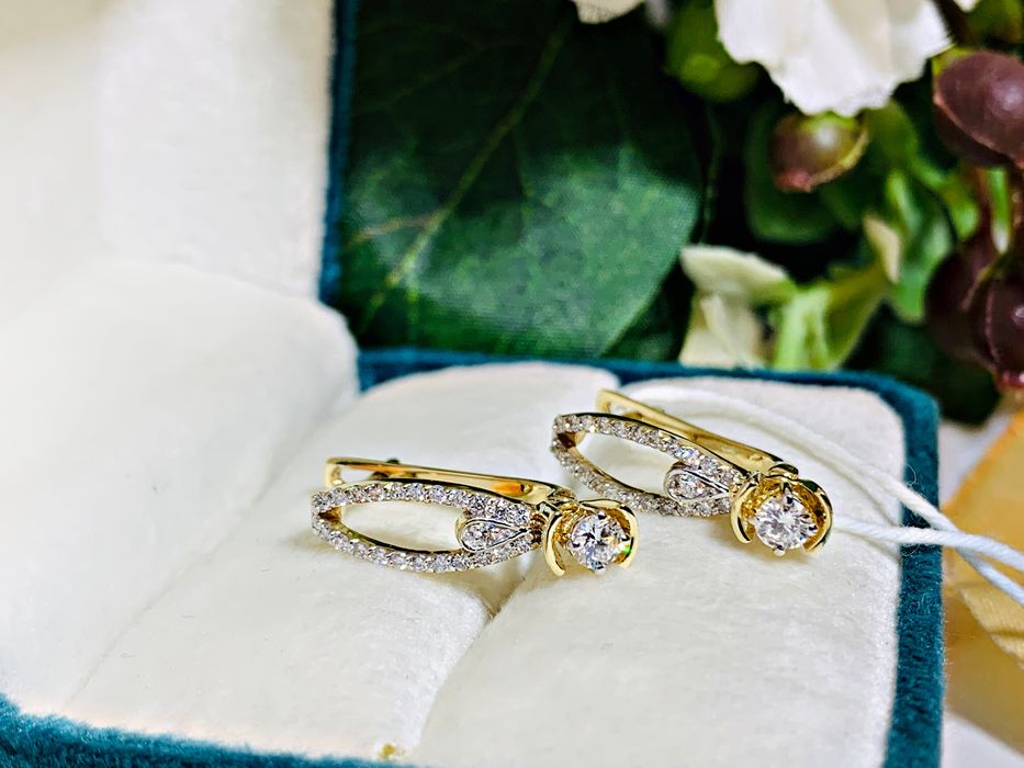 Благородные золотые серьги с бриллиантами модели «Одноглазка»