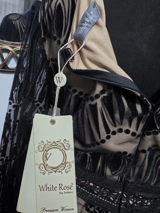 Rochie cu model catifea filigran și detalii dantelă - mărime 44