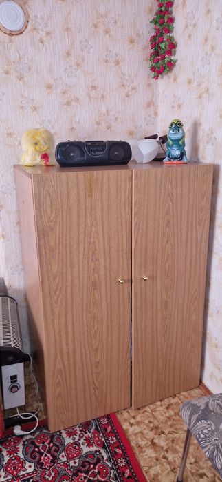 Ъглови дивани с ракла, гардероб, ТВ шкаф и маса