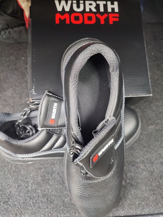 Чисто нови работни обувки