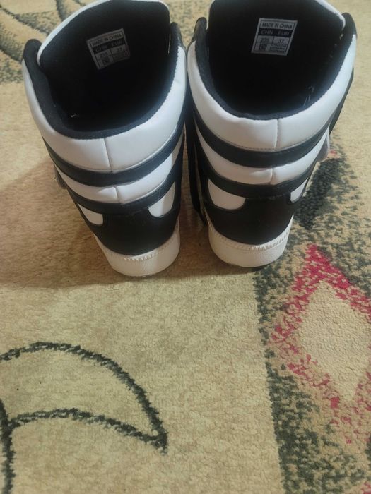 Продаются ботинки и кроссовки сникерсы.