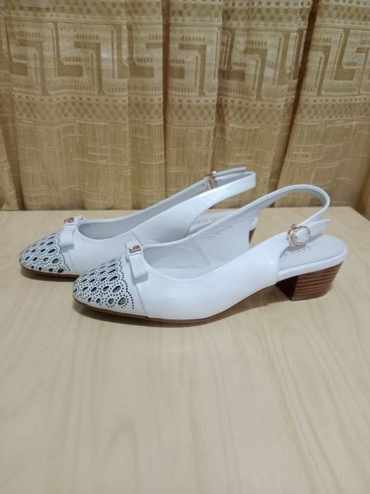 Новые босоножки кожаные.