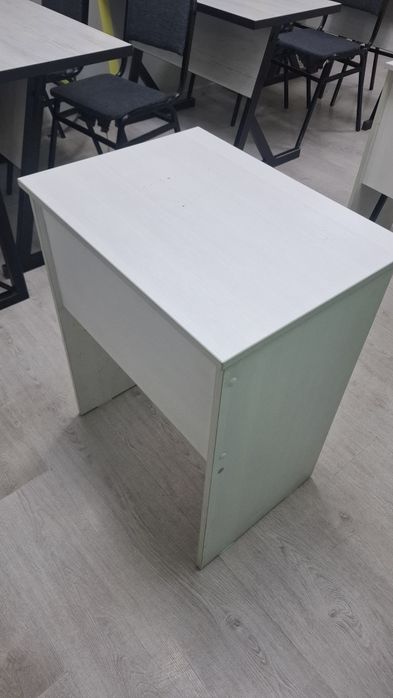 2 talik Parta, 1 talik partake va stullar