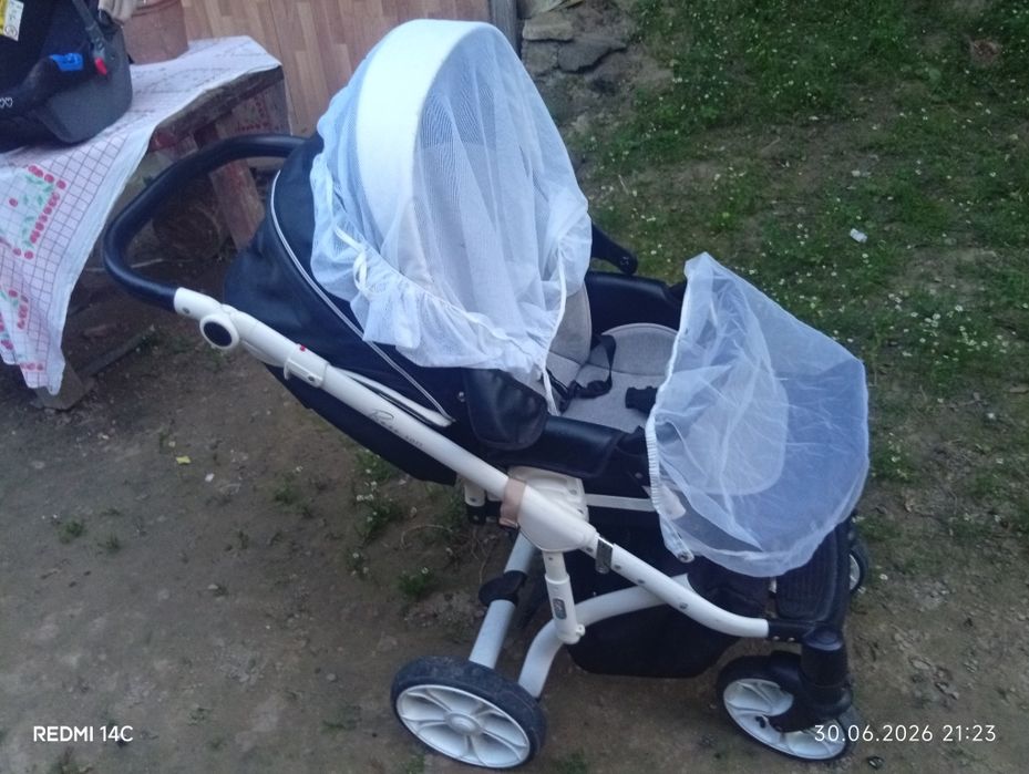 Vând cărucioare pentru copii mici