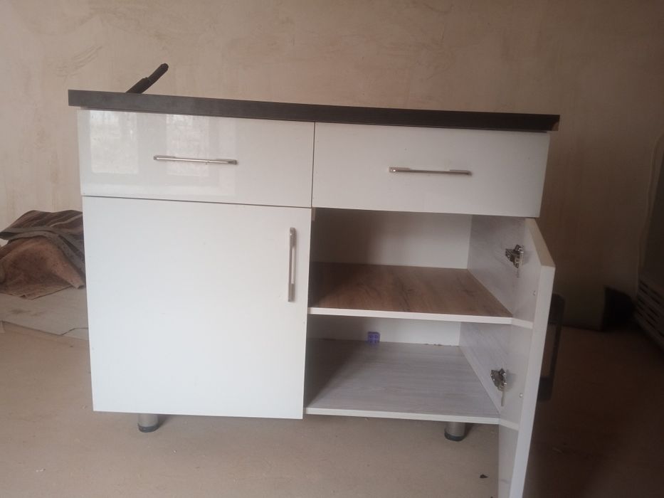 Oshxona uchun javon yoki uy uchun