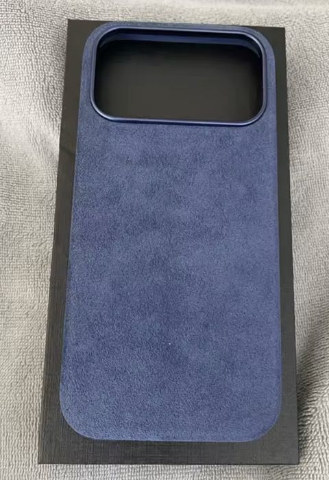 Кейс от алкантара за iphone 17 pro син