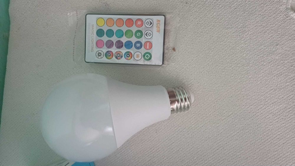 Bec LED cu telecomanda