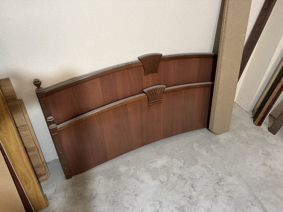 Двуспальная кровать без матраса