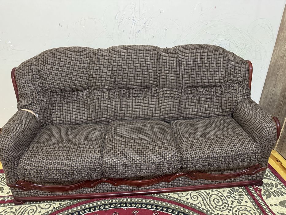 Yumshoq mebel to‘plami (divan + kreslolar) sotiladi
