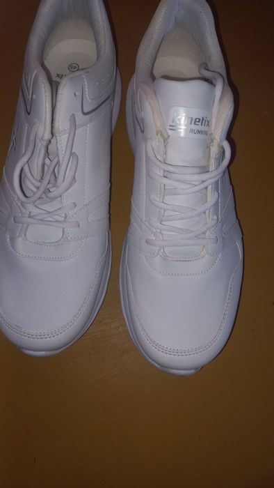 Продам кроссовки мужские белые.