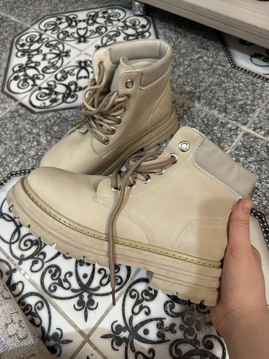 Ботинка красивого цвета размер 39