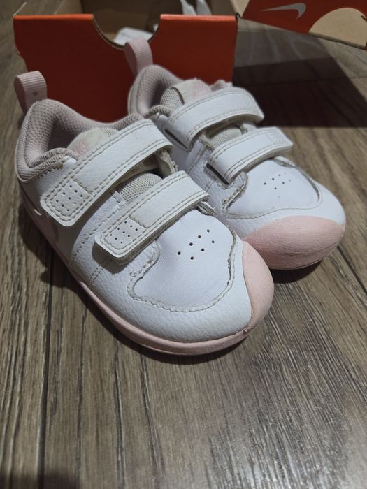 Обувки за момиче Nike
На Nike широк модел, номер 23.5, стелка около 14