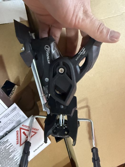 Лыжи новые с креплениями  Salomon