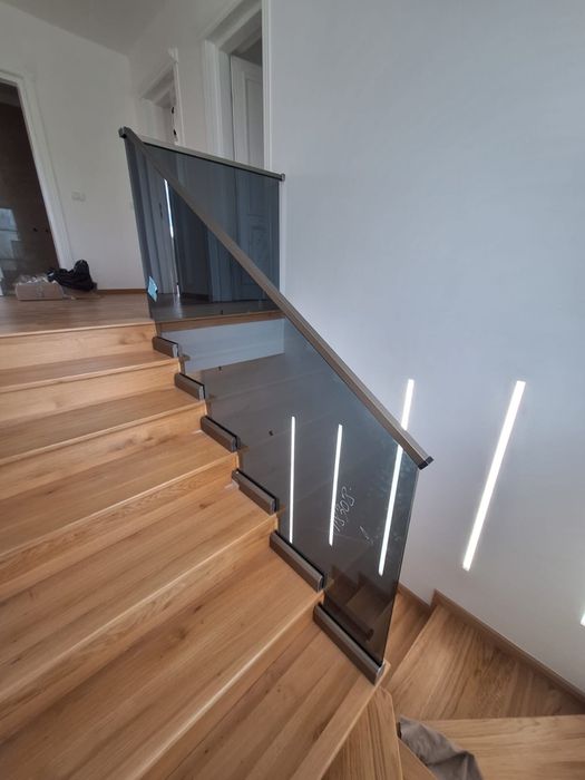 Sticla securizata fixata lateral in conectori pentru scara