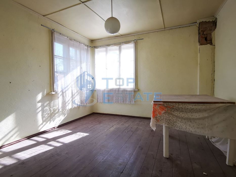 Двуетажна къща с голям двор в село Соколово, област Габрово