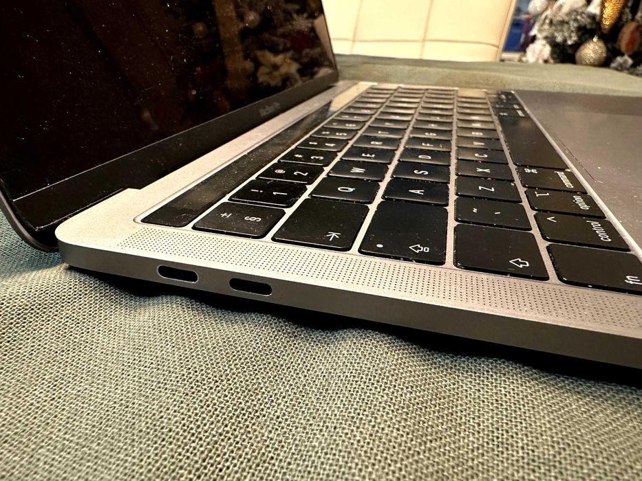 MacBook Pro 13 inch 2019 Touch Bar