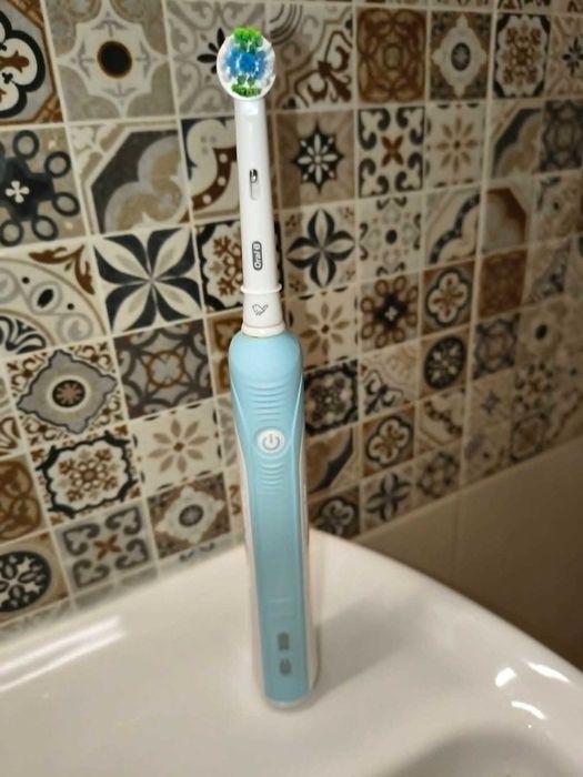 Електрическа четка за зъби Oral-B Professional Care