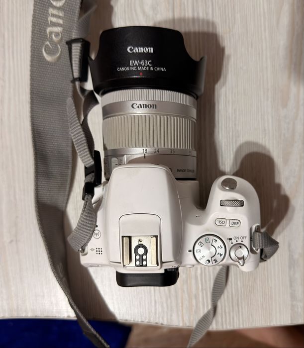 Canon EOS 200D уникального белого цвета