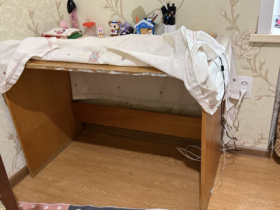 Отдам стол и шкаф