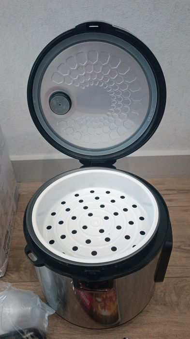 Мультиварка REDMOND  (новая)