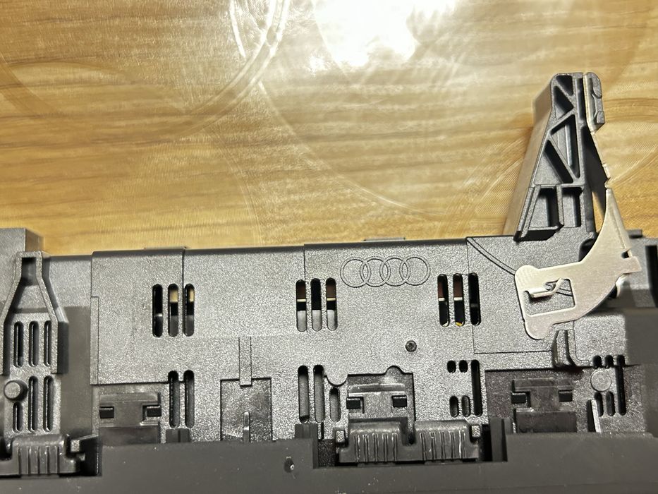 Панел с копчета Audi A4 B9 - 8W0925301