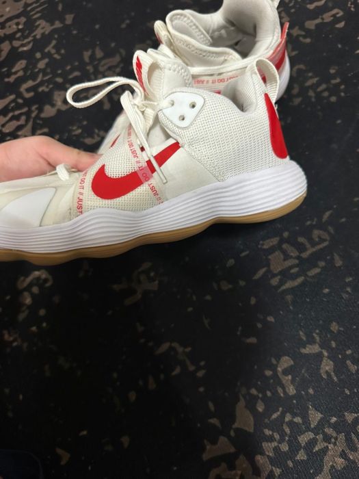 Профессиональные кроссовки для волейбола