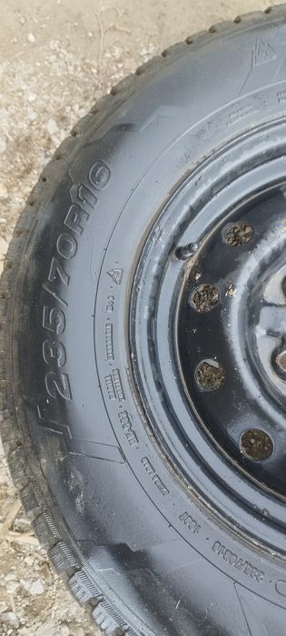 Продам комплект зимней резины на УАЗ