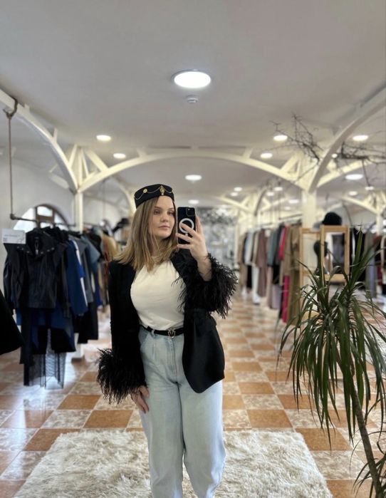 Черный пиджак Zara с перьями (блейзер)