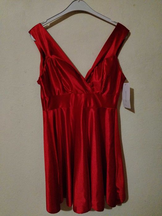 Червена къса рокля