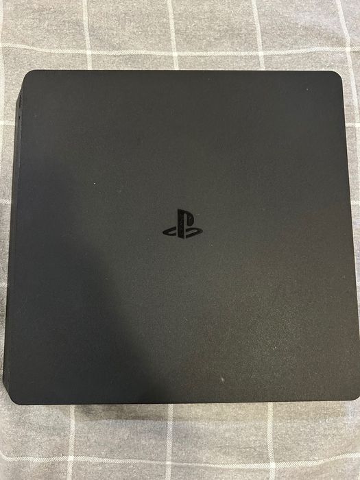 PS4 +2 джойстика +4 игри