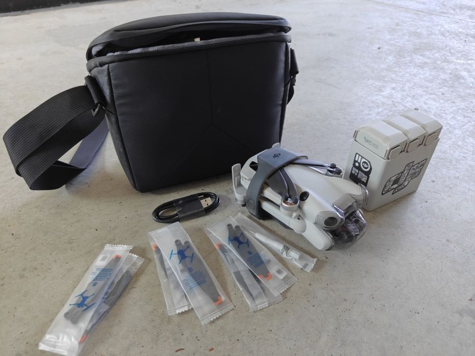 DJI Mini 4 Pro Fly More Combo - că nouă - telecomanda DJI RC-N3