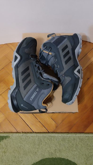 Adidas Terrex AX3 MID GTX в много добро състояние.