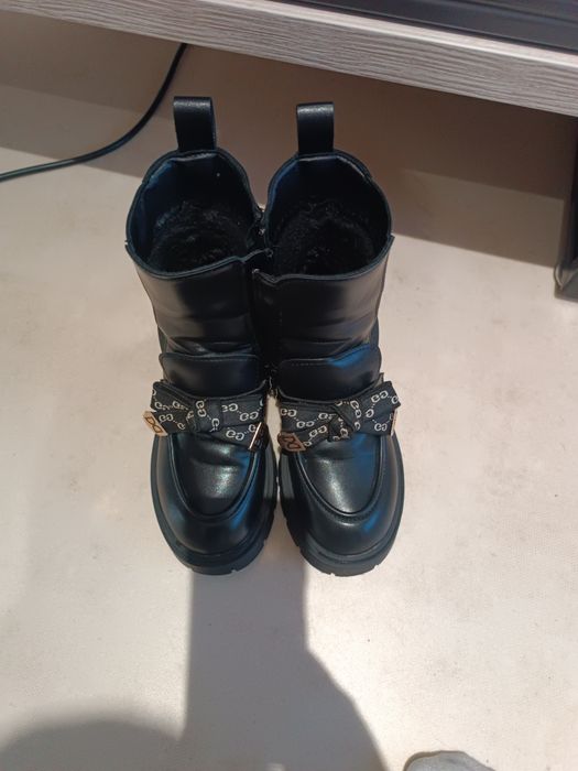 Oyoq kiyimi etik juda chiroyli va akuratno