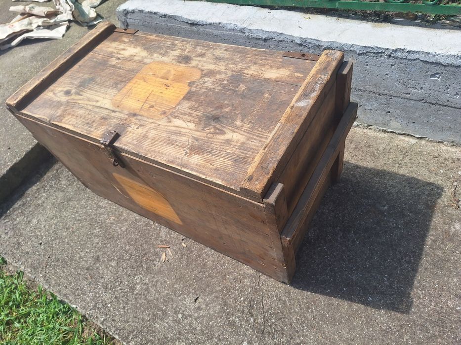 Ladă veche din lemn cu 63 de halbe din sticlă