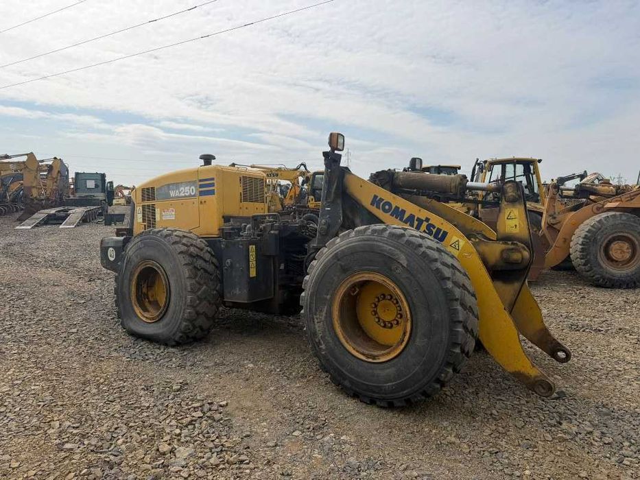Pompa hidraulica  incarcator frontal Komatsu WA250 piese