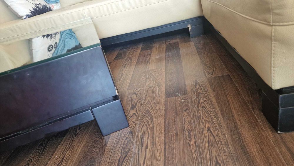 Ъглов кожен диван - запазен - следи от употреба - 600 евро