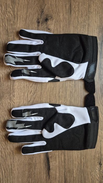 Продам перчатки Fox!