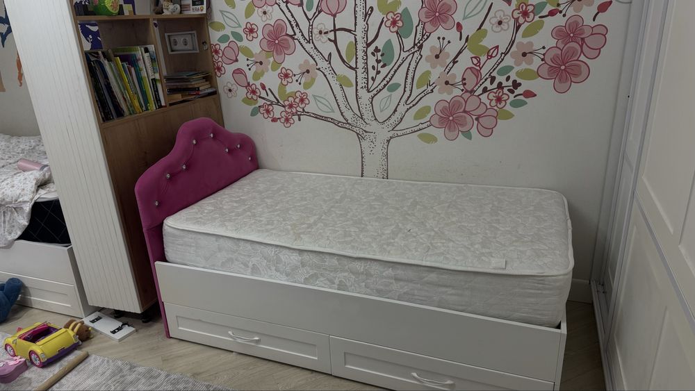 Продам детскую кровать б/у