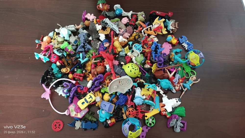 Продам Киндер игрушки