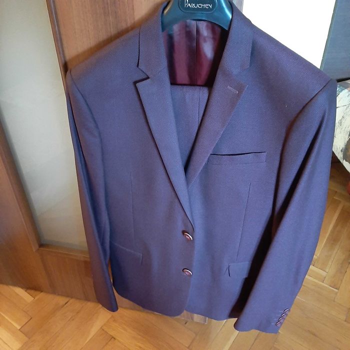 Абитурентски костюм в отлично състояние