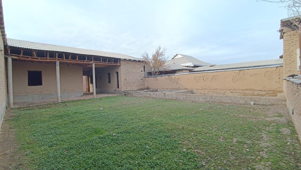 Uy sotiladi 6 sotik 5 xona