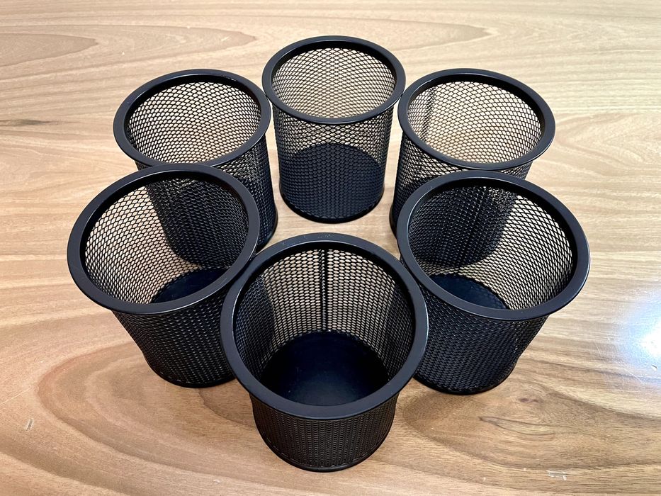 Канцелярские стаканы металлические / Metall kantselyariya idishlari.