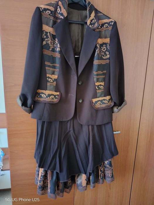 Дамски костюм в кафяво