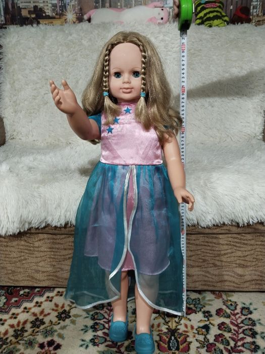 Кукла, очень большая.