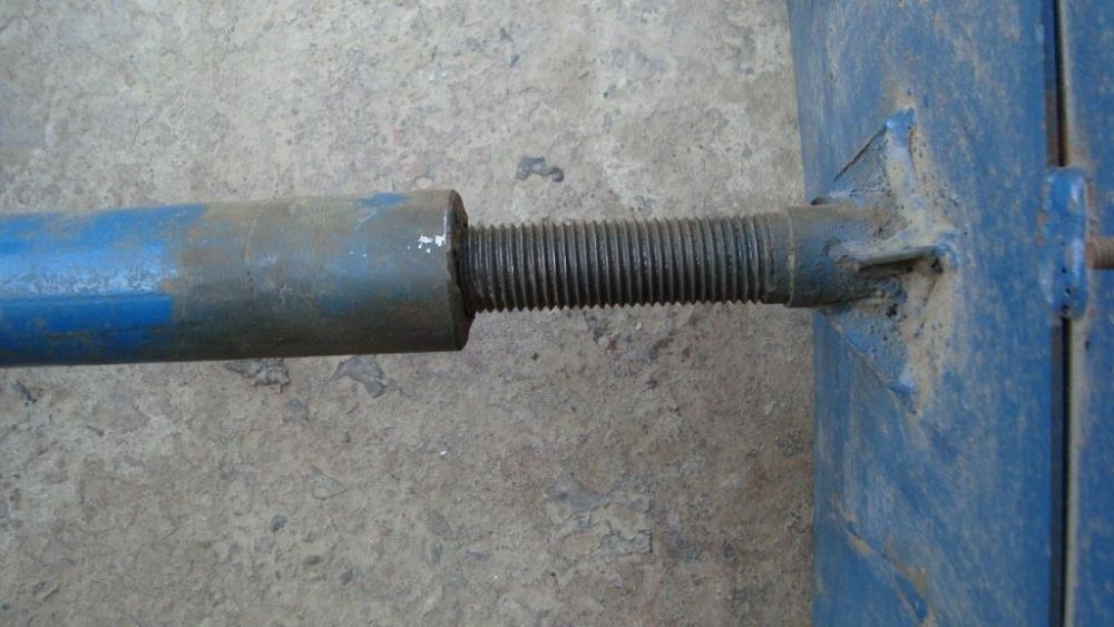 Стул вращающийся с регулируемым подъемом сиденья